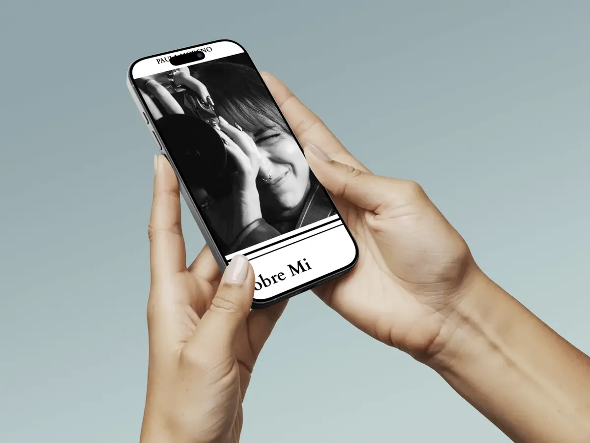 Paula Moreno-nettsiden vist på en iPhone holdt i to hender